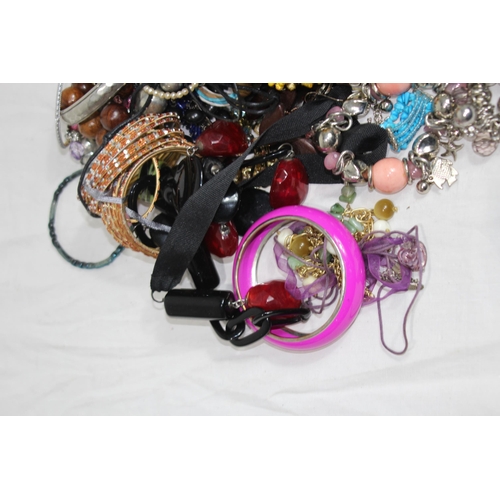 529 - QUANTITY OF COSTUME JEWELLERY