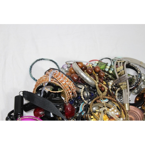 529 - QUANTITY OF COSTUME JEWELLERY