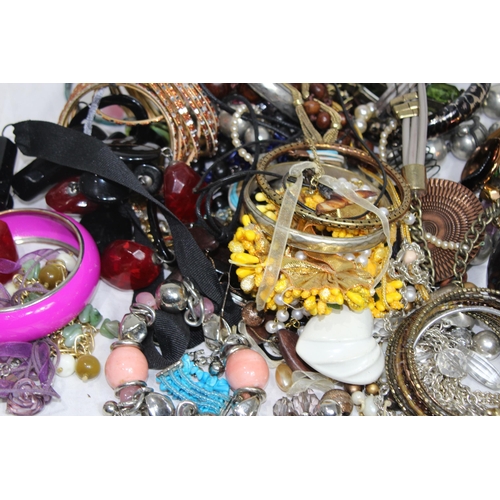 529 - QUANTITY OF COSTUME JEWELLERY