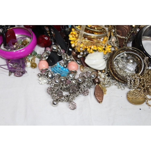 529 - QUANTITY OF COSTUME JEWELLERY