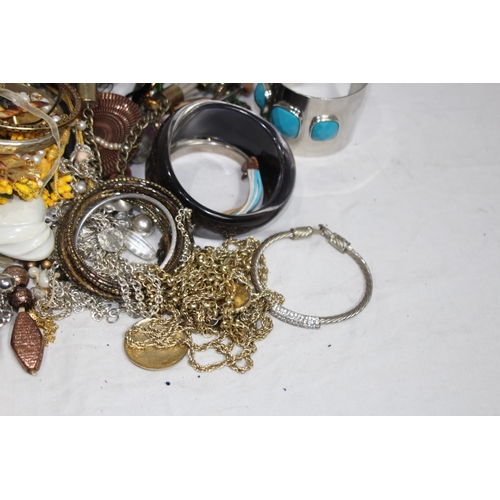 529 - QUANTITY OF COSTUME JEWELLERY