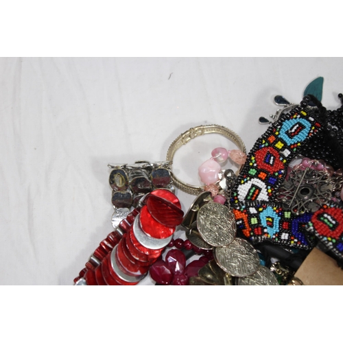 530 - QUANTITY OF COSTUME JEWELLERY