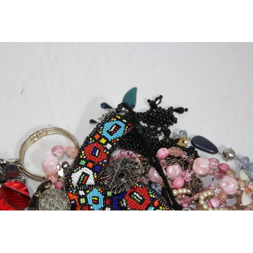 530 - QUANTITY OF COSTUME JEWELLERY