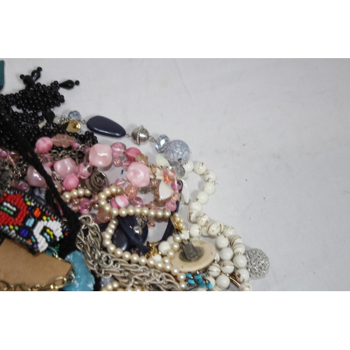 530 - QUANTITY OF COSTUME JEWELLERY