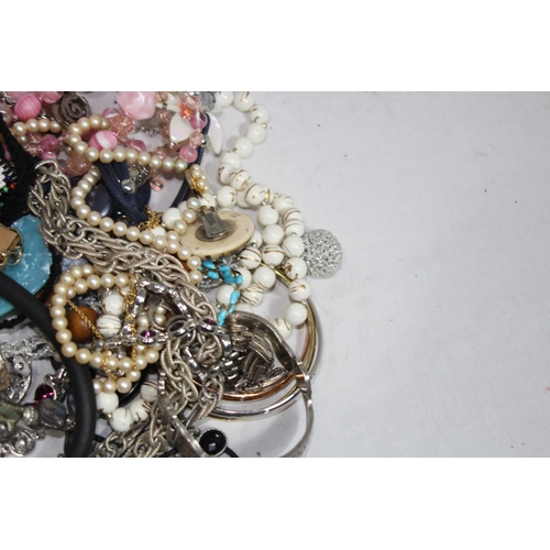 530 - QUANTITY OF COSTUME JEWELLERY