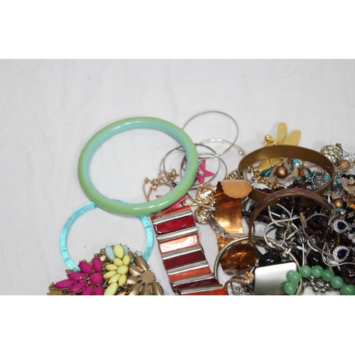 531 - QUANTITY OF COSTUME JEWELLERY