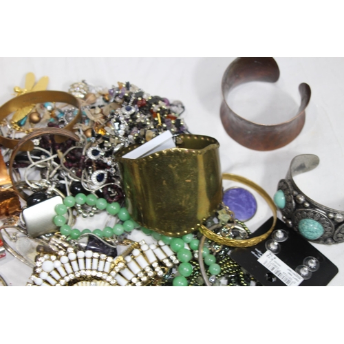 531 - QUANTITY OF COSTUME JEWELLERY