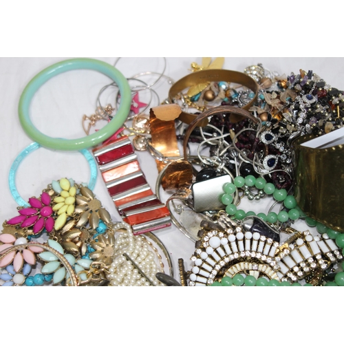 531 - QUANTITY OF COSTUME JEWELLERY