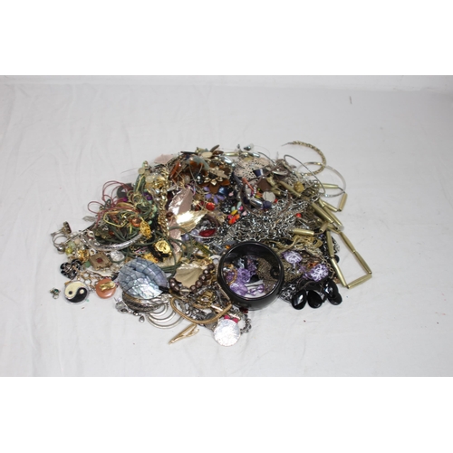 532 - QUANTITY OF COSTUME JEWELLERY