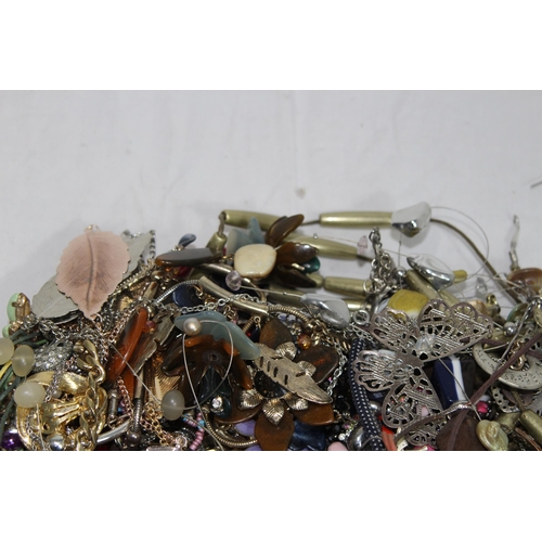 532 - QUANTITY OF COSTUME JEWELLERY