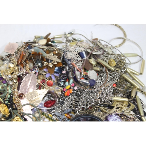 532 - QUANTITY OF COSTUME JEWELLERY