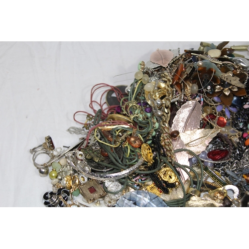 532 - QUANTITY OF COSTUME JEWELLERY