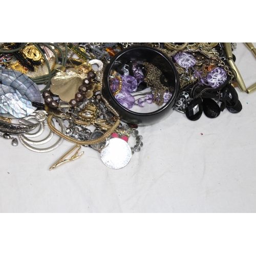 532 - QUANTITY OF COSTUME JEWELLERY