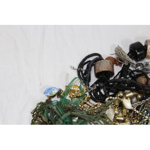 536 - QUANTITY OF COSTUME JEWELLERY