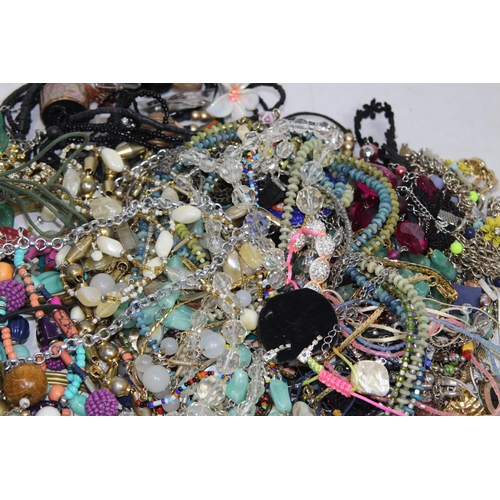 536 - QUANTITY OF COSTUME JEWELLERY