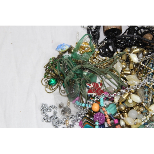 536 - QUANTITY OF COSTUME JEWELLERY