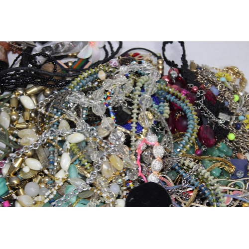 536 - QUANTITY OF COSTUME JEWELLERY