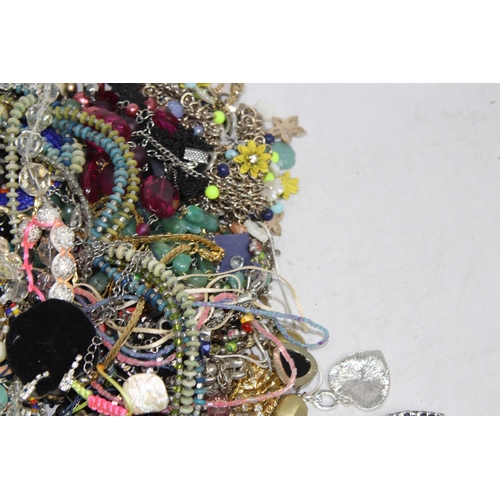 536 - QUANTITY OF COSTUME JEWELLERY