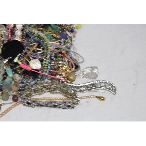 536 - QUANTITY OF COSTUME JEWELLERY