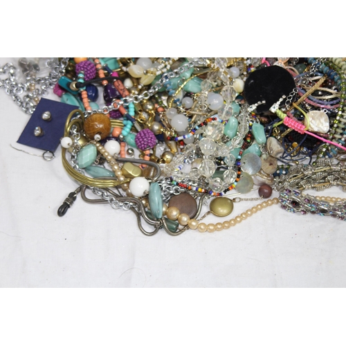 536 - QUANTITY OF COSTUME JEWELLERY