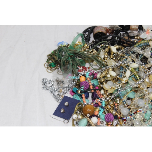 536 - QUANTITY OF COSTUME JEWELLERY