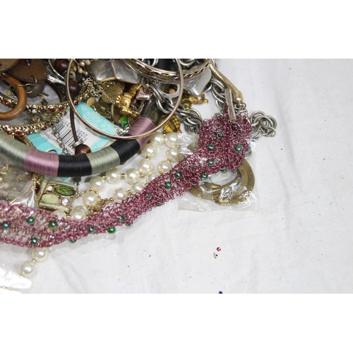 538 - QUANTITY OF COSTUME JEWELLERY