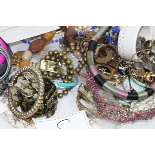 538 - QUANTITY OF COSTUME JEWELLERY