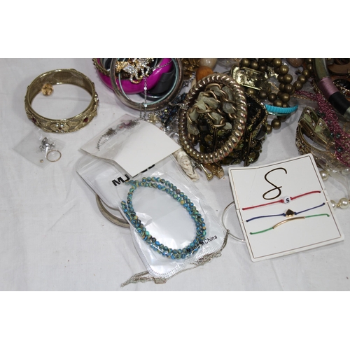 538 - QUANTITY OF COSTUME JEWELLERY