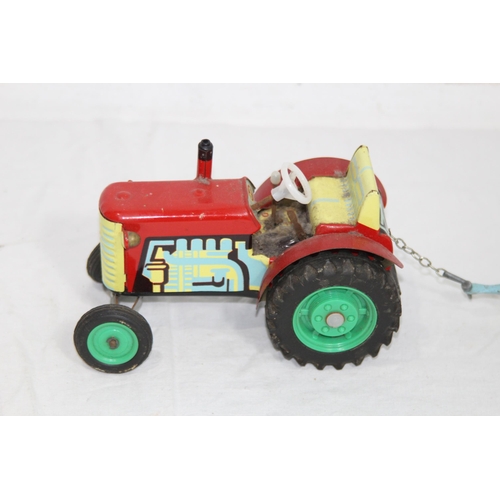 632 - 2 X VINTAGE TIN TOY TRACTORS
20 X 14CM