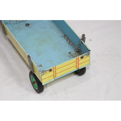 632 - 2 X VINTAGE TIN TOY TRACTORS
20 X 14CM