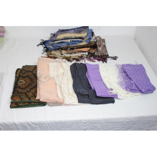 524 - 33 X LADIES SCARFS