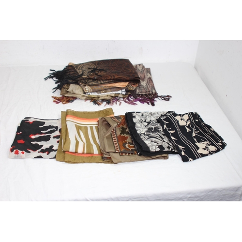 524 - 33 X LADIES SCARFS