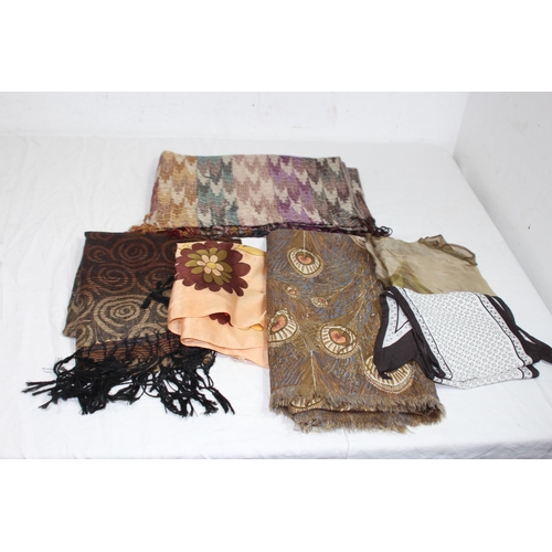 524 - 33 X LADIES SCARFS