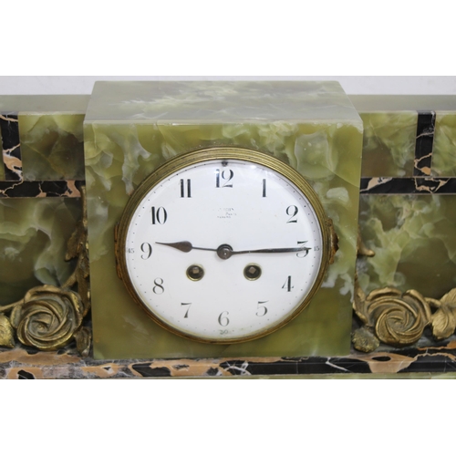 468 - VINTAGE GREEN FRENCH ONYX CLOCK WITH 8 DAY STRIKE MOVEMENT AND SIDE URNS IN WORKING ORDER
95 X 12 X ... 