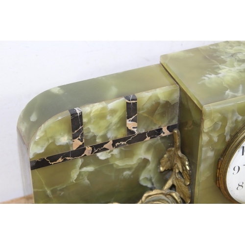 468 - VINTAGE GREEN FRENCH ONYX CLOCK WITH 8 DAY STRIKE MOVEMENT AND SIDE URNS IN WORKING ORDER
95 X 12 X ... 