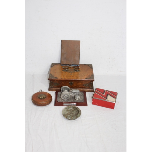 555 - ORNATE OAK BOX AND CONTENTS INCLUDING PEWTER TRACTOR
24 X 15 X 8CM