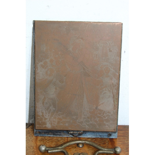 555 - ORNATE OAK BOX AND CONTENTS INCLUDING PEWTER TRACTOR
24 X 15 X 8CM