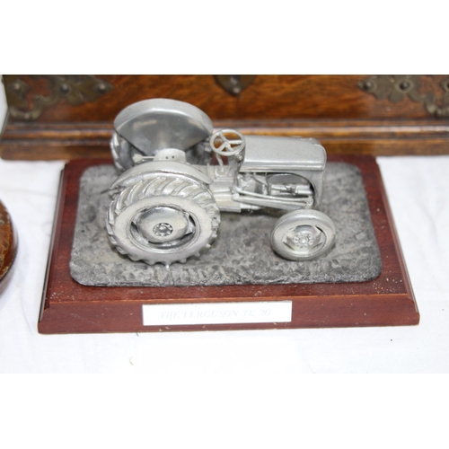 555 - ORNATE OAK BOX AND CONTENTS INCLUDING PEWTER TRACTOR
24 X 15 X 8CM