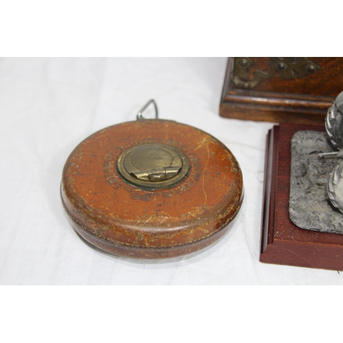 555 - ORNATE OAK BOX AND CONTENTS INCLUDING PEWTER TRACTOR
24 X 15 X 8CM