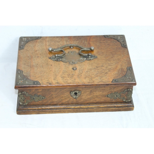 555 - ORNATE OAK BOX AND CONTENTS INCLUDING PEWTER TRACTOR
24 X 15 X 8CM