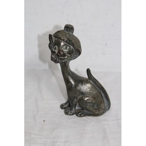 556 - 2 X VINTAGE METAL CATS
15CM