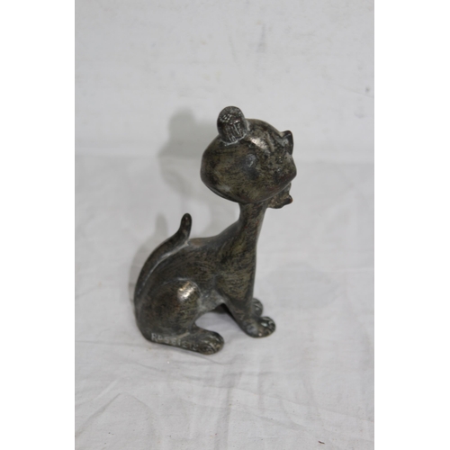 556 - 2 X VINTAGE METAL CATS
15CM