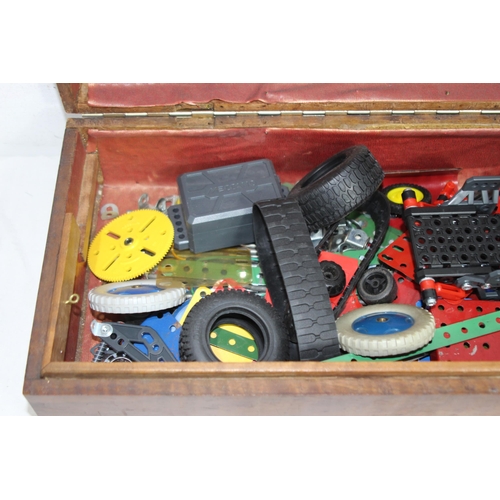 645 - BOX OF VINTAGE TOYS INCLUDING MECCANO