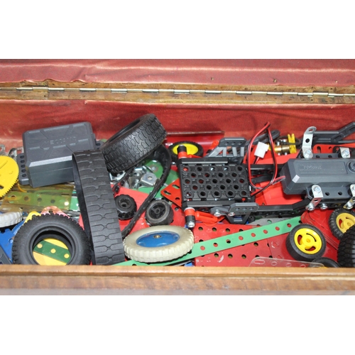 645 - BOX OF VINTAGE TOYS INCLUDING MECCANO