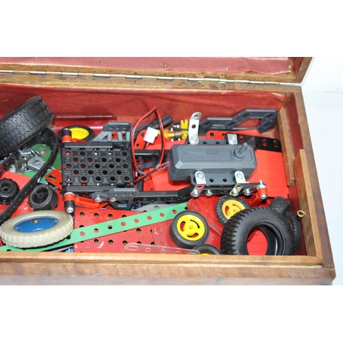 645 - BOX OF VINTAGE TOYS INCLUDING MECCANO