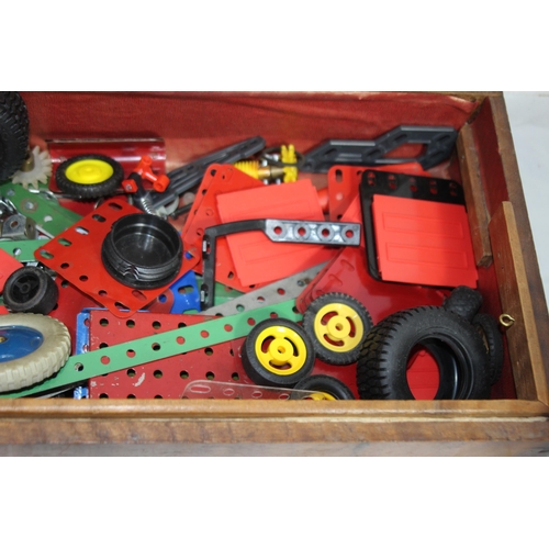 645 - BOX OF VINTAGE TOYS INCLUDING MECCANO