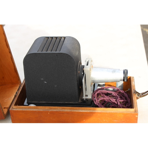 657 - VINTAGE PROJECTOR