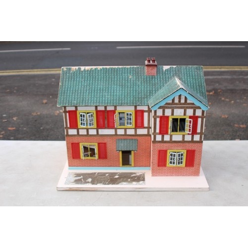 605 - VINTAGE DOLLS HOUSE with CONTENSE 
64 X 45 X 50CM