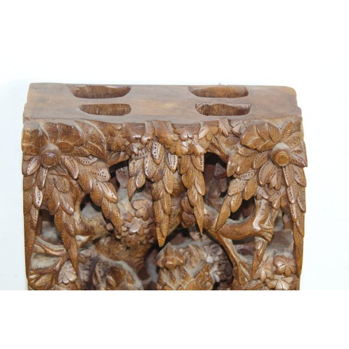 563 - ORIENTAL CARVED WOODEN STATUE
39 X 8 X 18CM