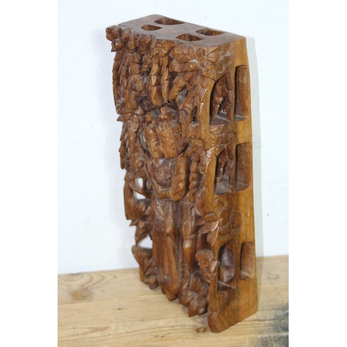 563 - ORIENTAL CARVED WOODEN STATUE
39 X 8 X 18CM